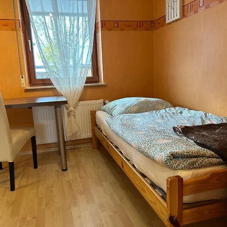 Eva Mit Blick Ins Gruene Apartman