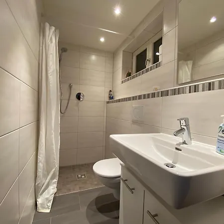 Eva Mit Blick Ins Gruene Apartman